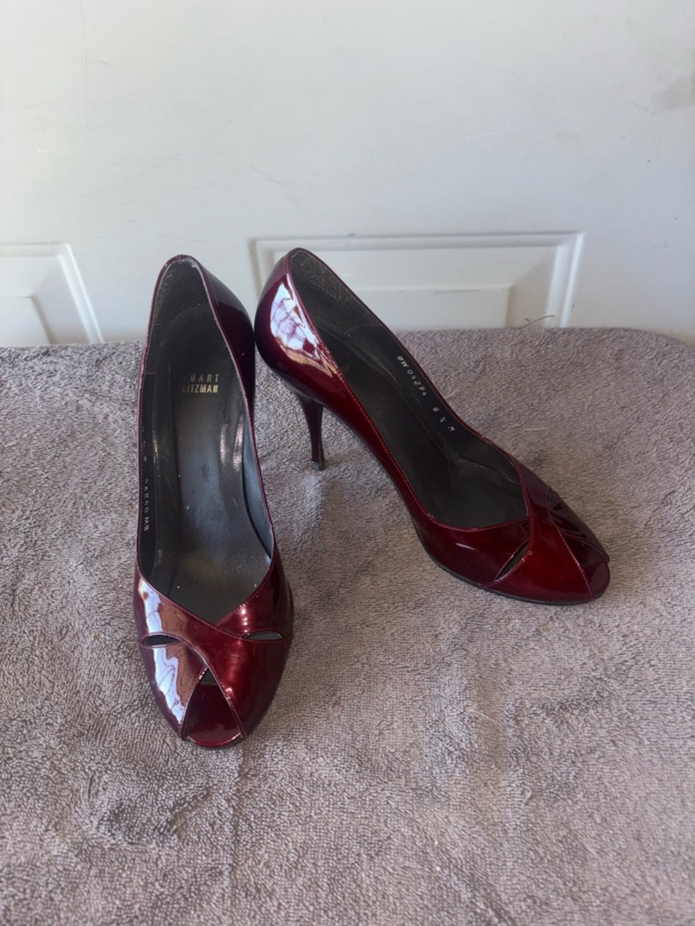 Stuart Weitzman burgundy patent leather peeptoe heels size 8.5 M